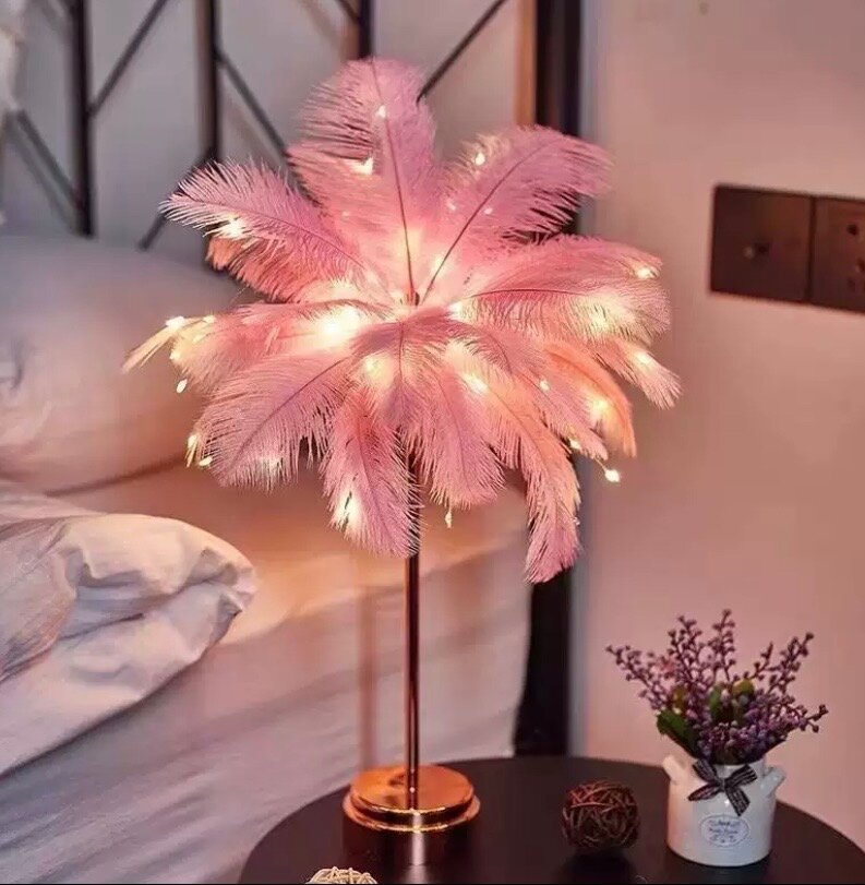 Настольная светодиодная лампа с розовыми перьями