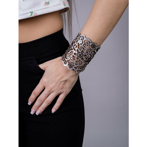 фото Браслет, 1 шт., размер 17 см, размер one size, серебряный кожаный цветок