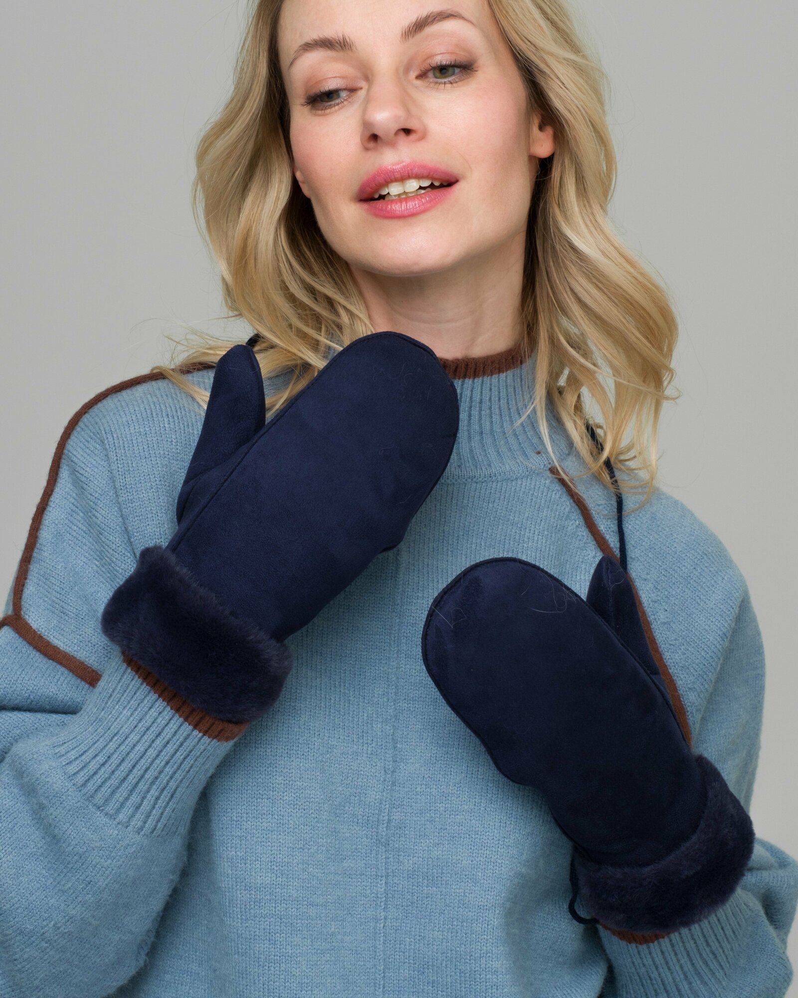 фото Варежки из экозамши с манжетами из экомеха на веревочке, синий