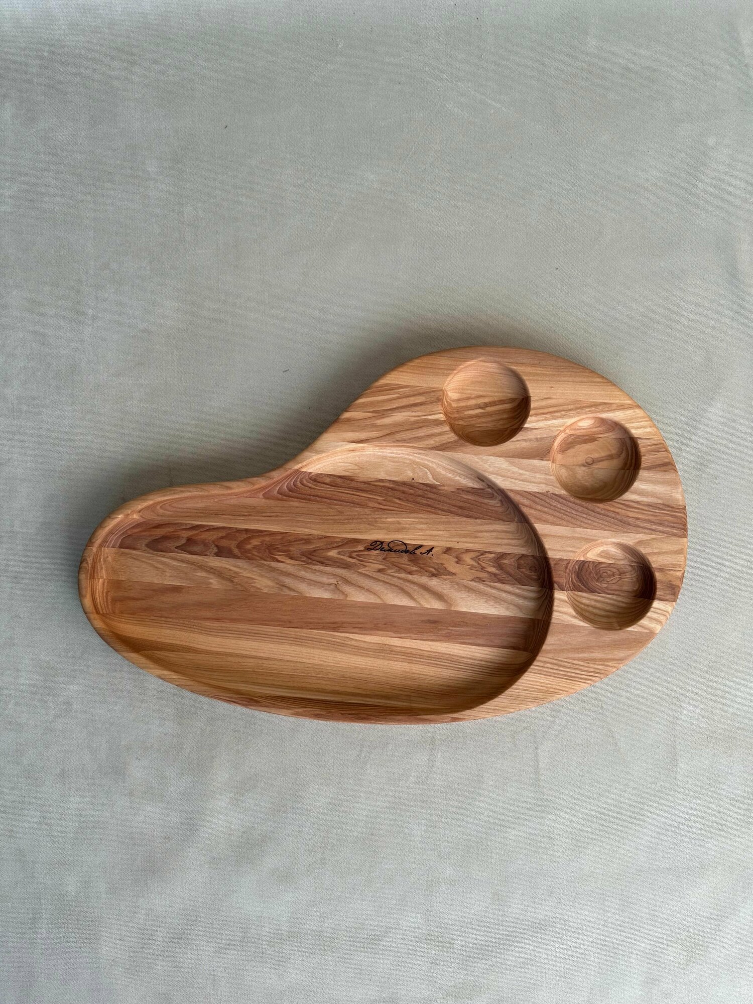 Блюдо сервировочное из массива дерева 51*31*3 см ясень