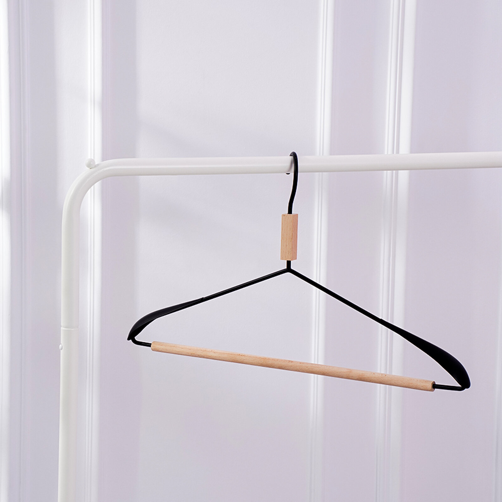 Плечики для одежды с усиленными плечиками LaDо́m «Wood», 42×22×3,2 см, цвет чёрный