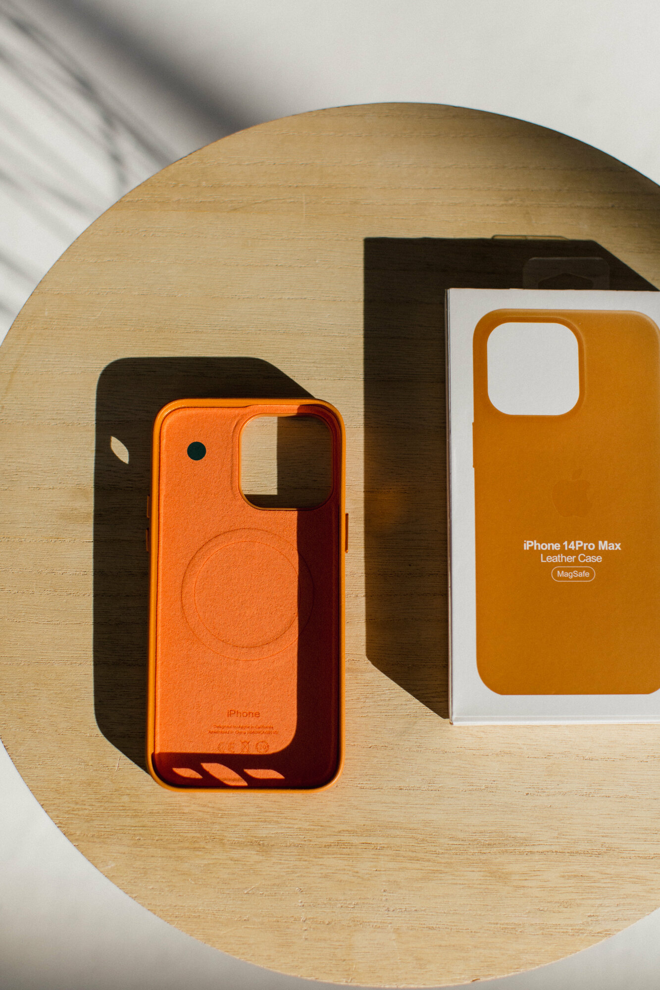 Чехол оранжевый для IPhone 14 Pro Max Leather Case с анимацией и функцией MagSafe — фото 1
