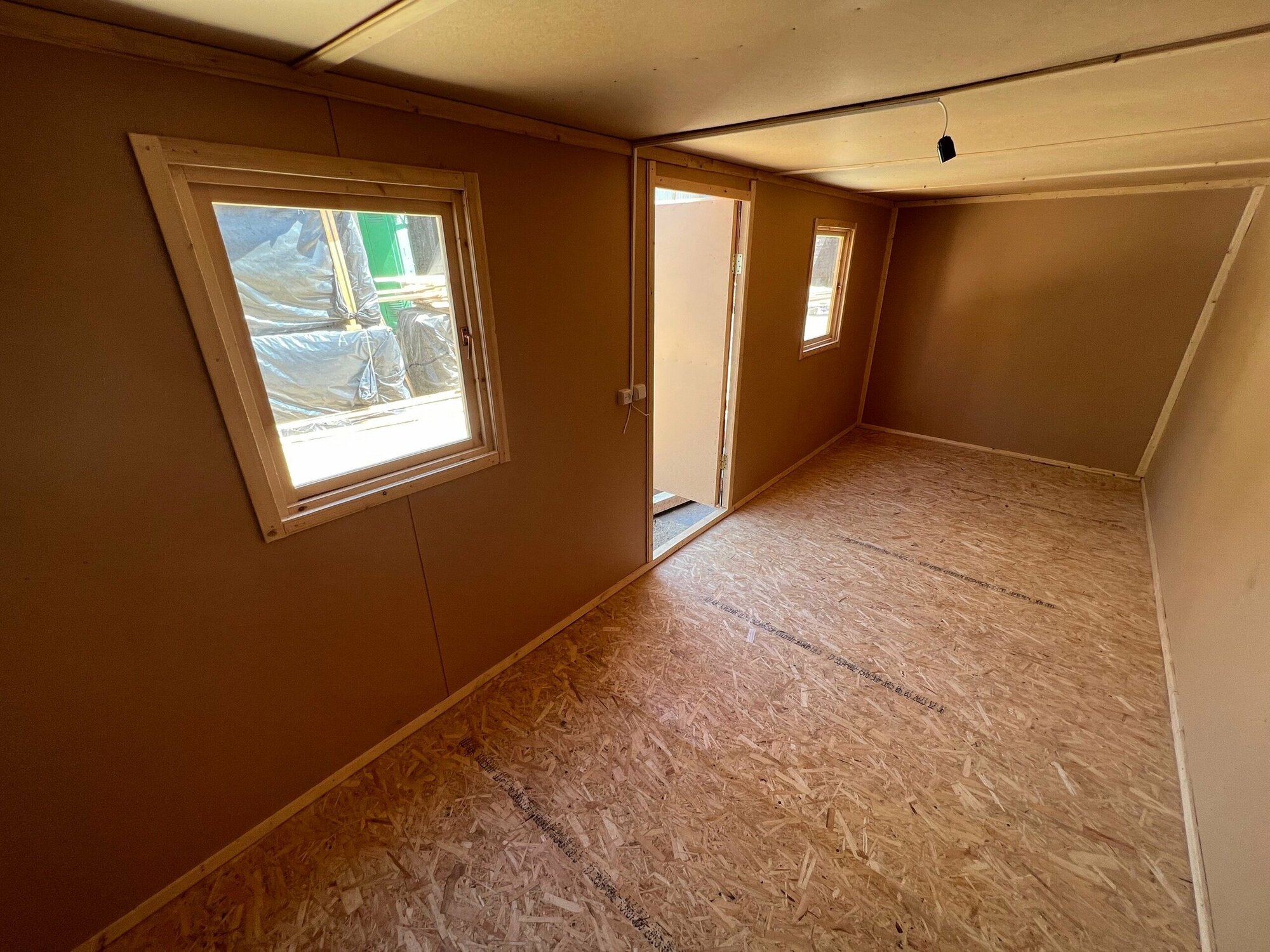 Утепленная бытовка АтомДомСтрой, 6х2,3 м, дерево, металл, наружная отделка: профлист — фото 1