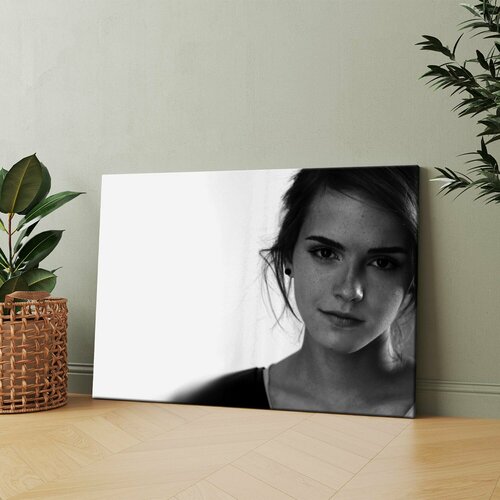 Картина на холсте Женщина с черно-белой фотографией 60x80 см Интерьерная на стену 2950₽