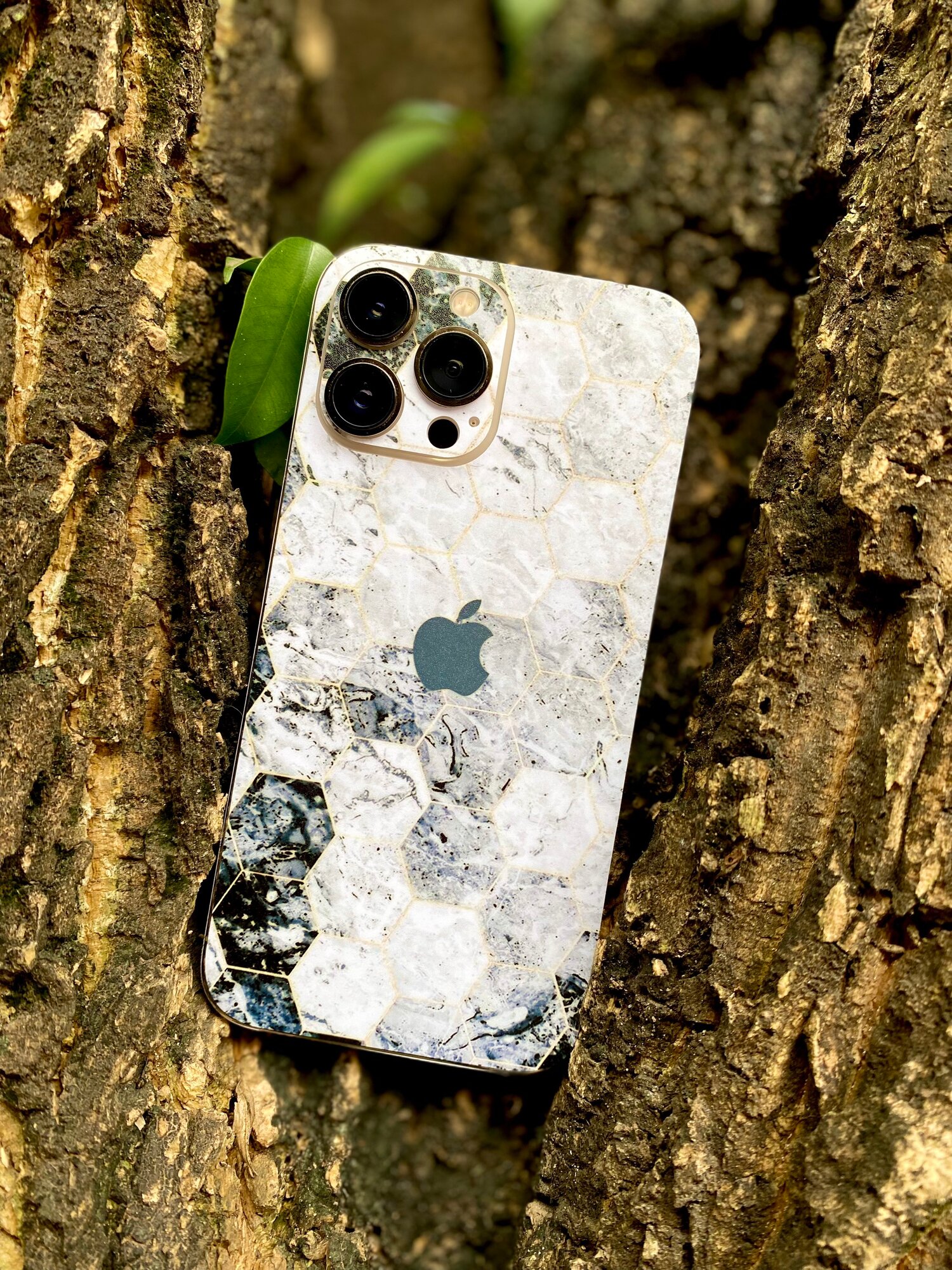 Чехол наклейка с защитой на камеру для iPhone 13 — фото 1