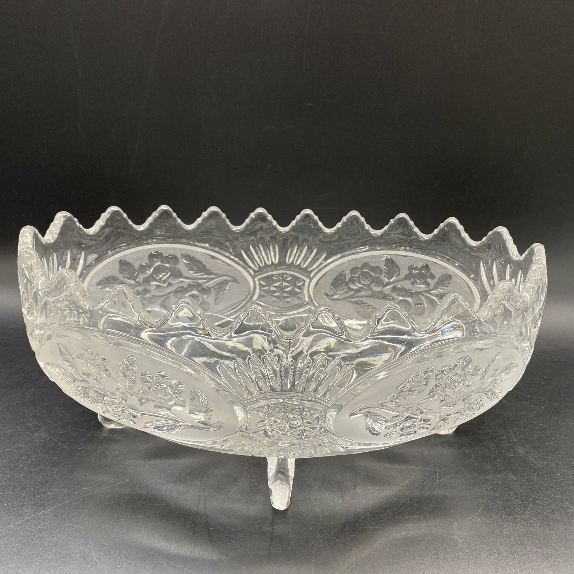 фото Салатник (фруктовница, конфетница) на ножках, с цветочным декором, хрусталь
