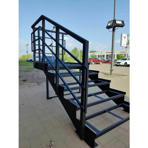 Лестница-крыльцо 7 ступеней с площадкой , без ДПК, ограждения слева и торца площадки.