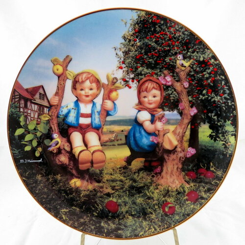 Декоративная коллекционная тарелка "Маленькие Компаньоны: Мальчик и Девочка у Яблони". Фарфор, деколь. США, Danbury Mint, Берта Хуммель (Hummel), 1990