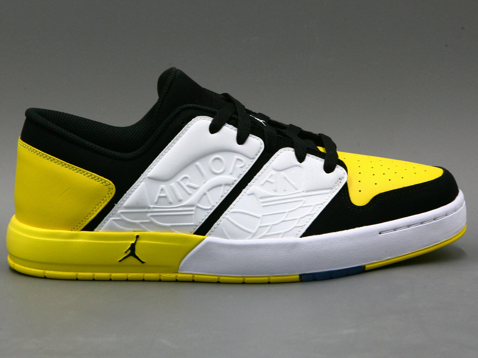 Кроссовки NIKE Jordan Nu Retro 1 Low, полнота D, размер 12 US, желтый, черный — фото 1