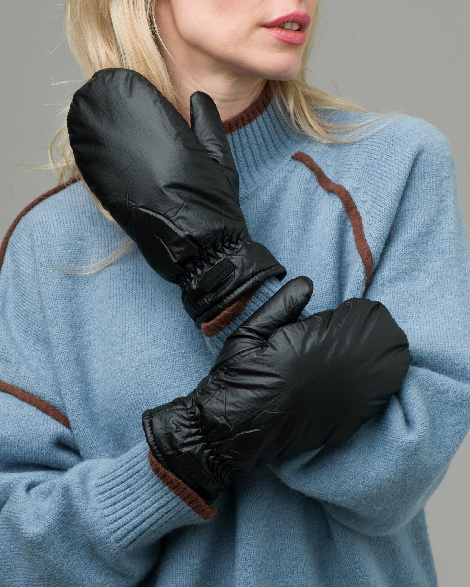 фото Черные варежки из плащевки с экомехом внутри