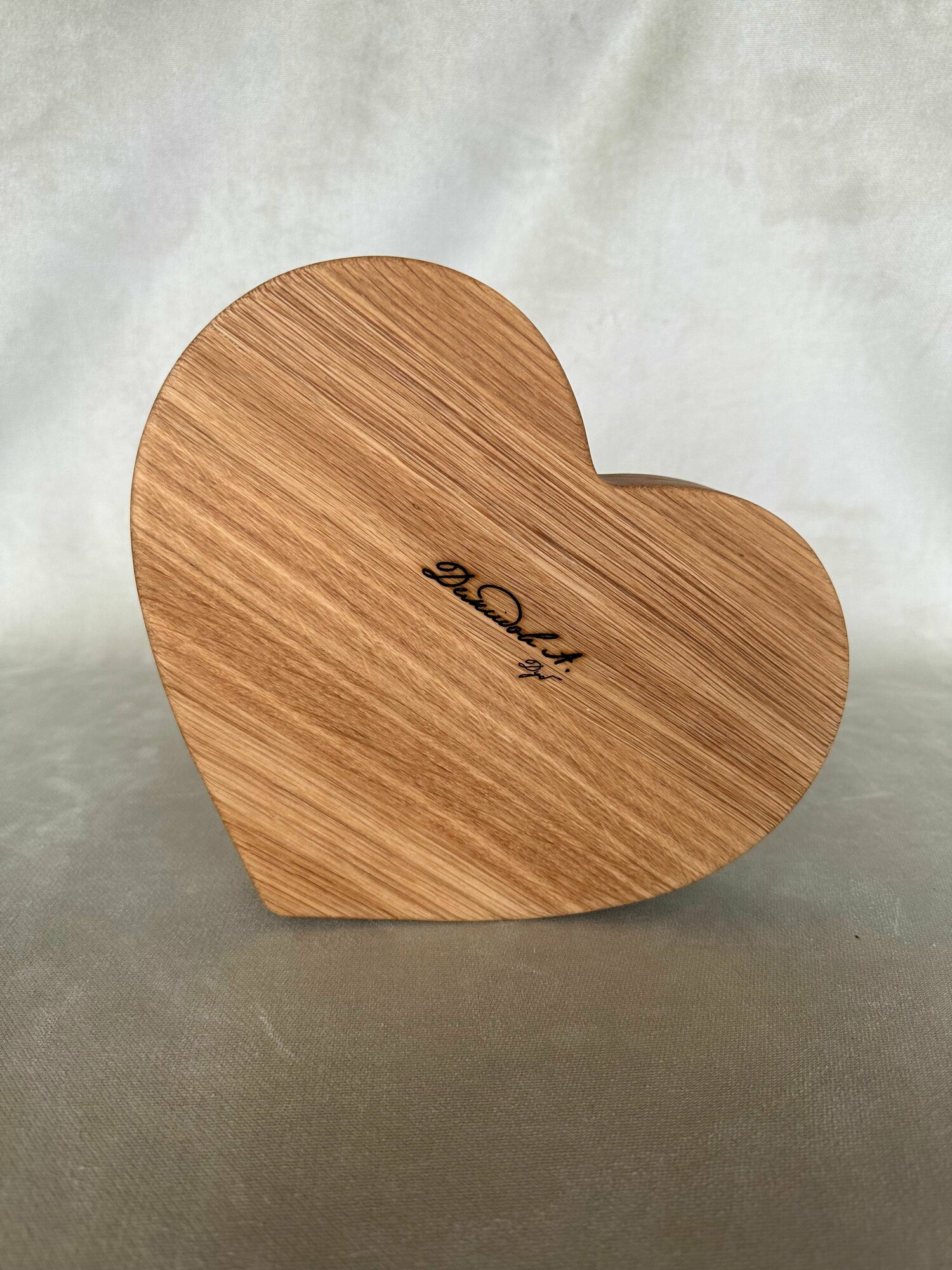 Поднос в форме сердца Дуб Малый (S) 21*24.5*4,5 см — фото 1