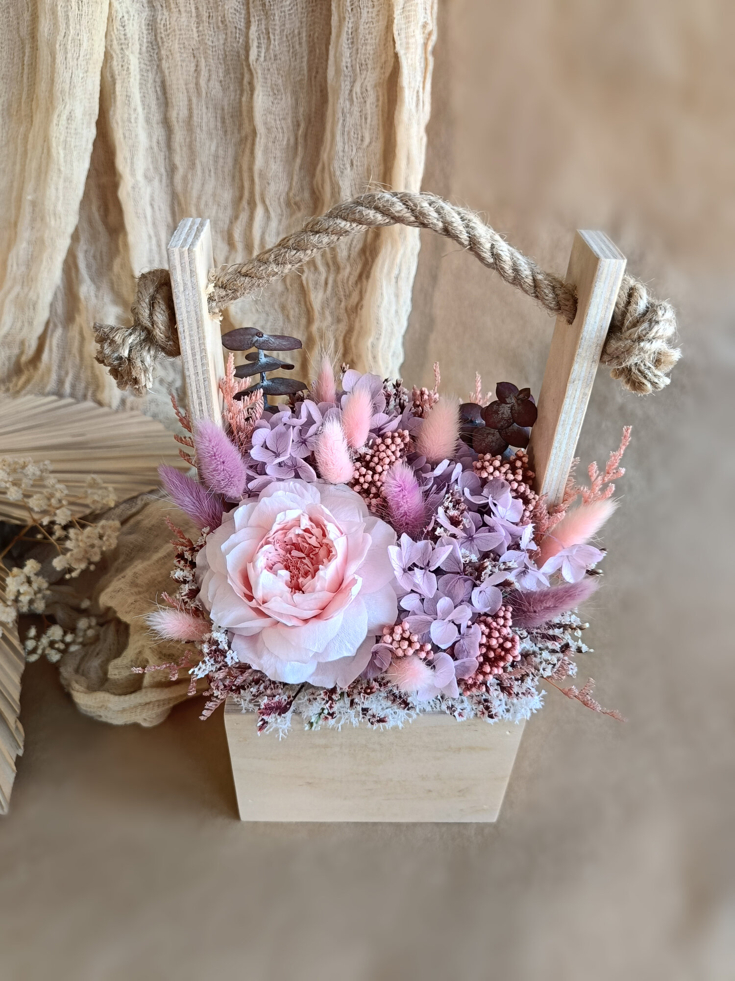 Композиция в ящике с сухоцветами и стабилизированными цветами