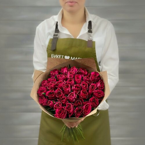 Изображение товара Букет живых цветов "Букет Маркет", малиновые розы, крафт-упаковка, 40 см