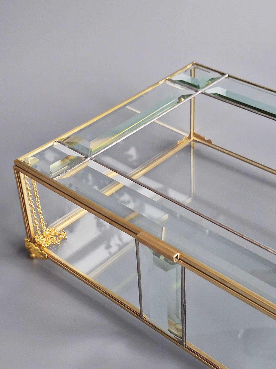 Шкатулка Арт-Птица с фацетами, с цепочкой, на ножках , латунь, стекло, 28x20,5x9,5 см — фото 1