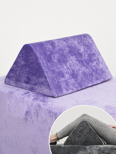 Изображение товара Подушка под ноги треугольник под колени на кушетку велюр, лавандовый