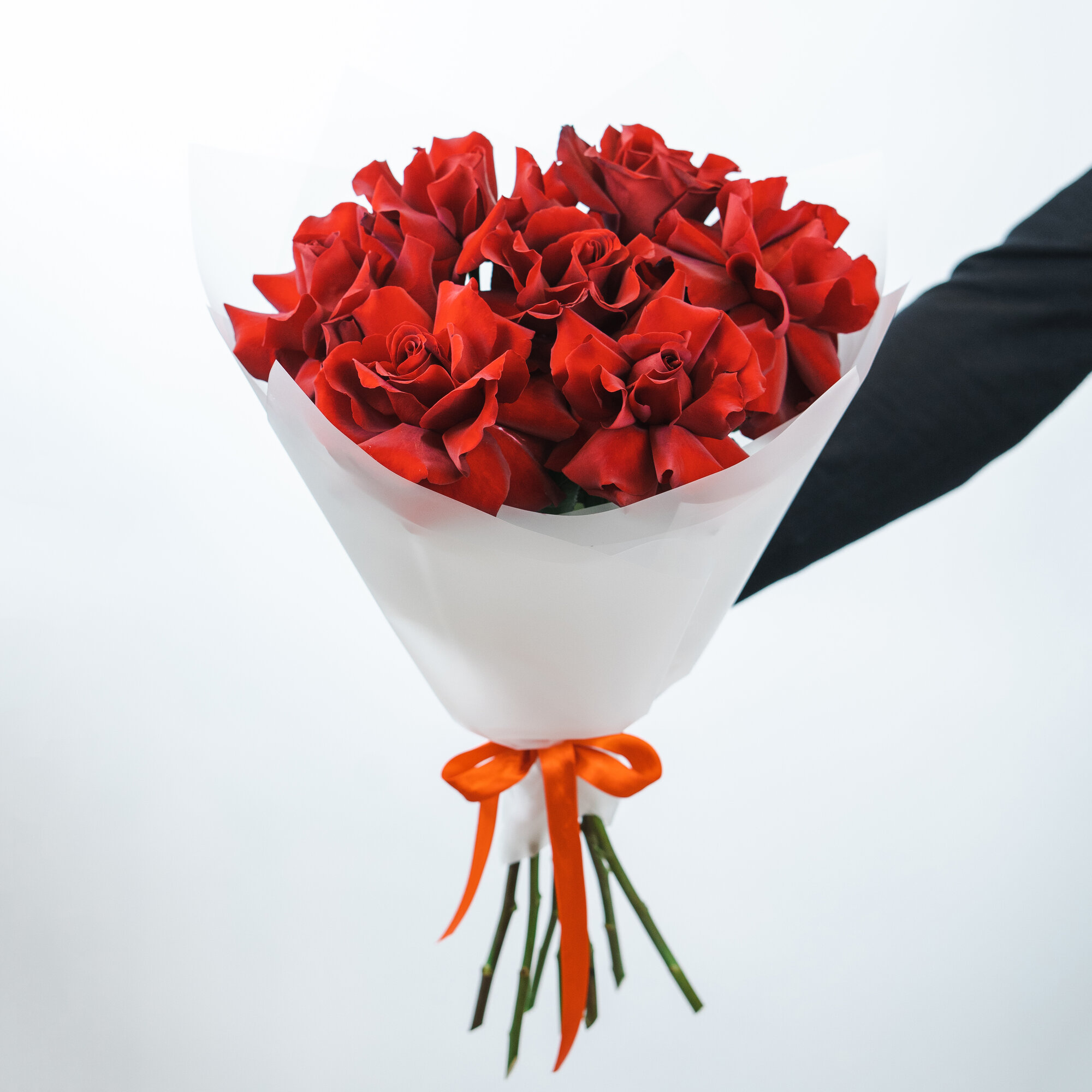 Элитный букет из 7 красных французских роз с вывернутыми лепестками — нежность в каждом лепестке