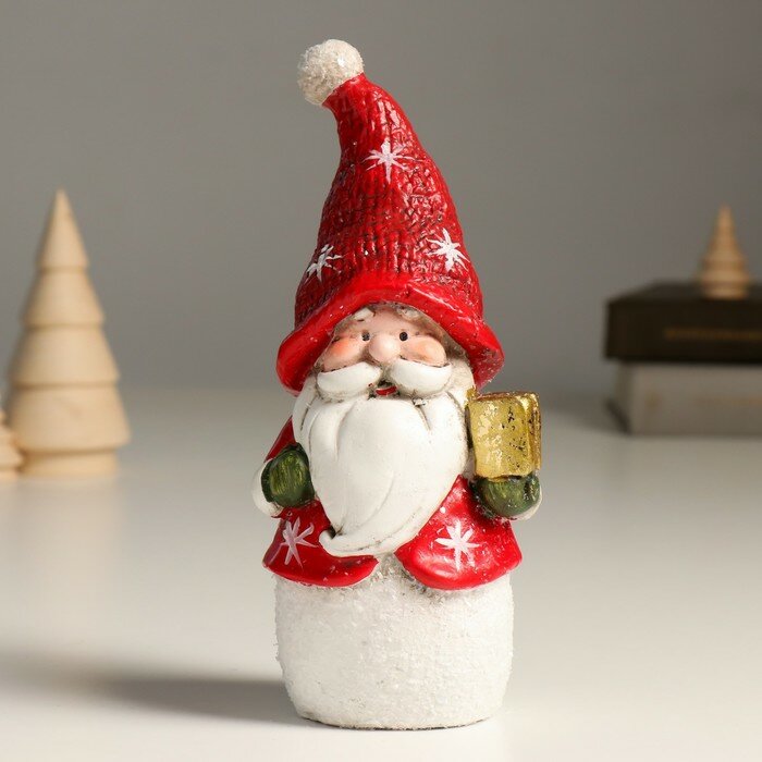 Сувенирная фигурка КНР "Дед Мороз в красном наряде с подарком", полистоун, 8,5х7,5х19,2 см (AT121-2290810-10)