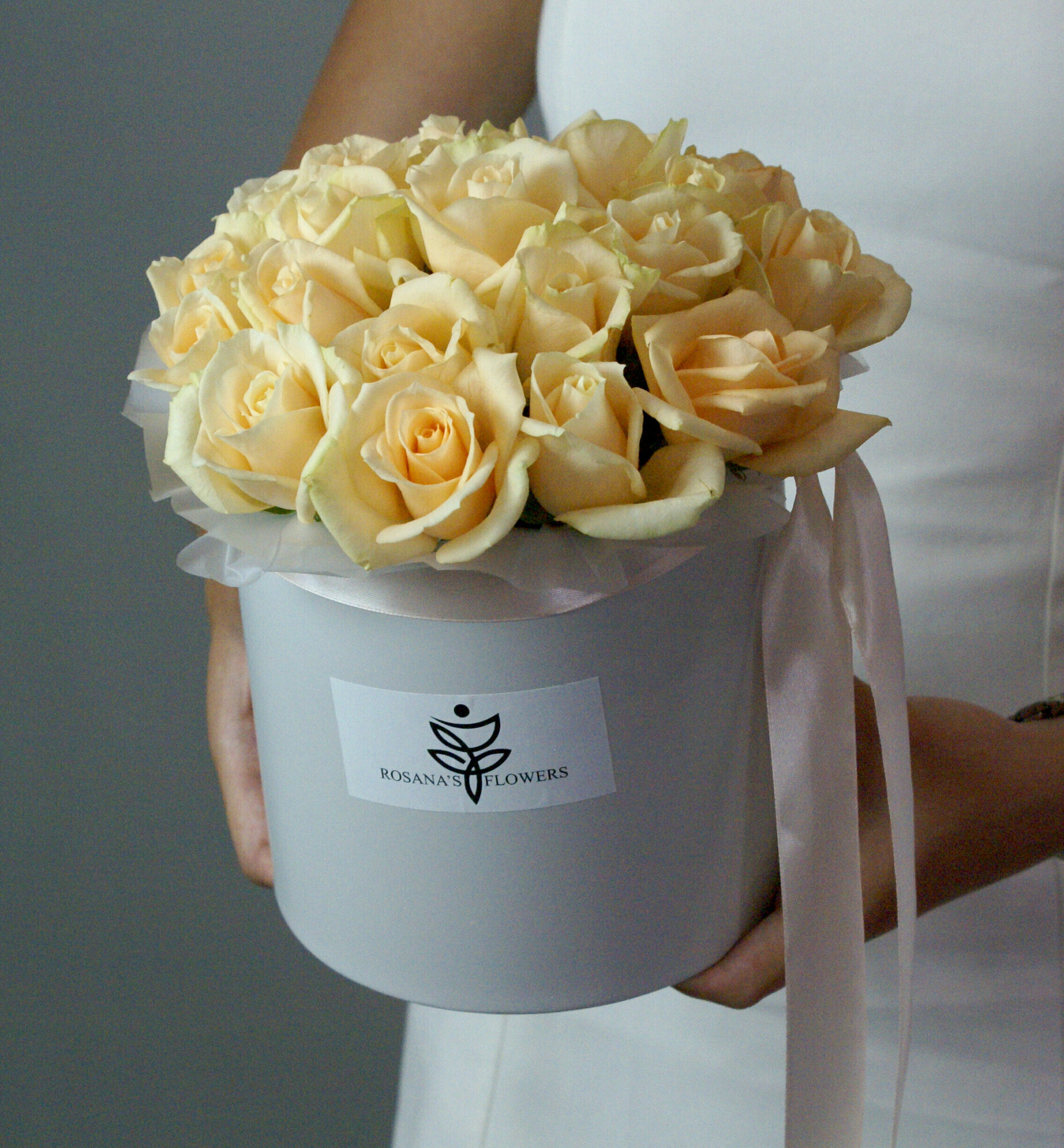 Розы кремовые 19 штук "Пич Аваланж" в коробке Россия(большой бутон) 25 см