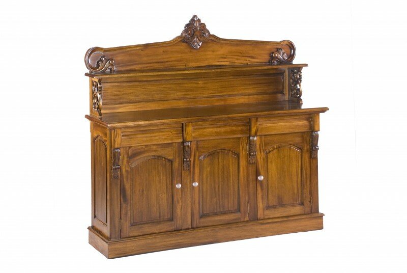 фото Буфет резной с полкой