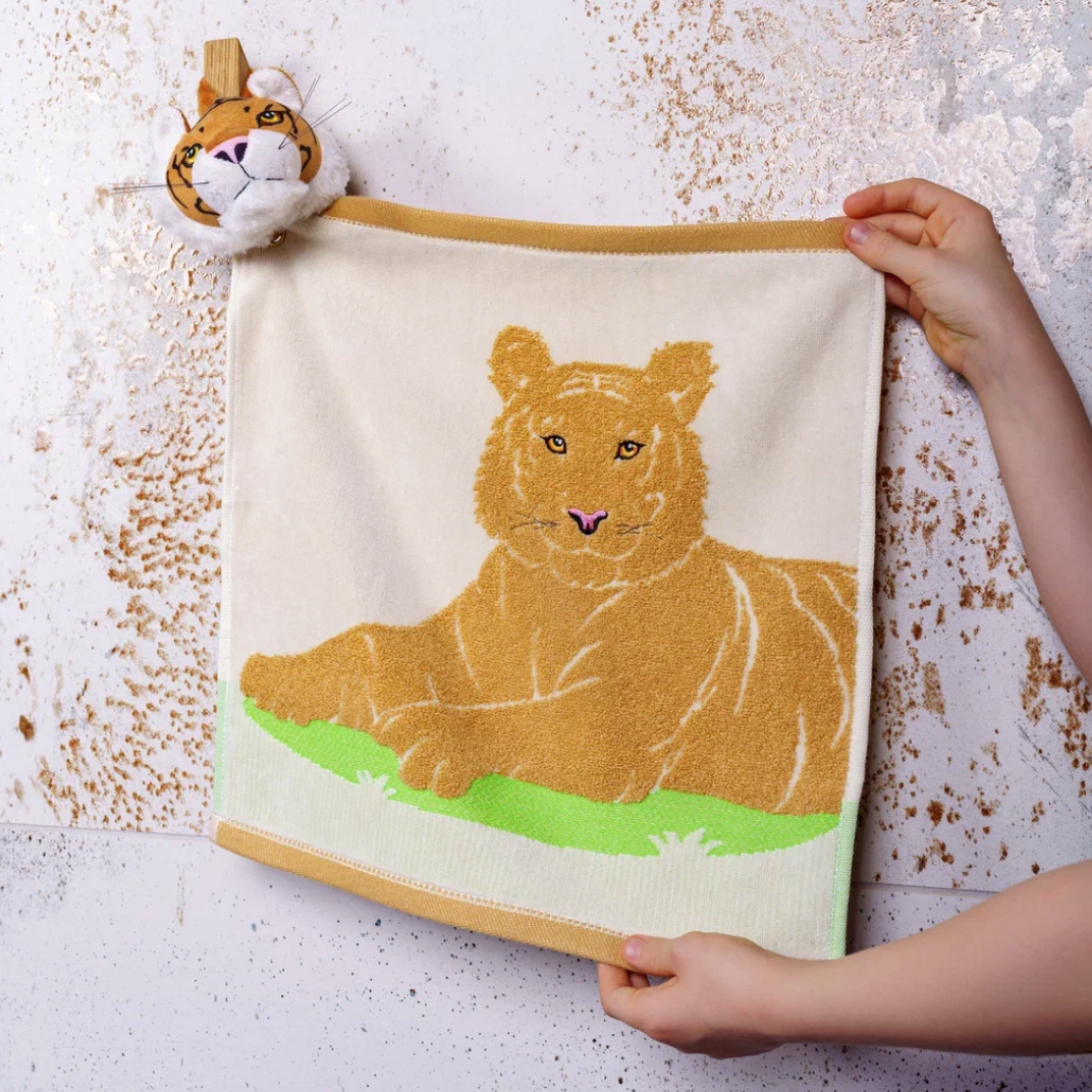 фото Детское полотенце для рук и лица с игрушкой тигр красное