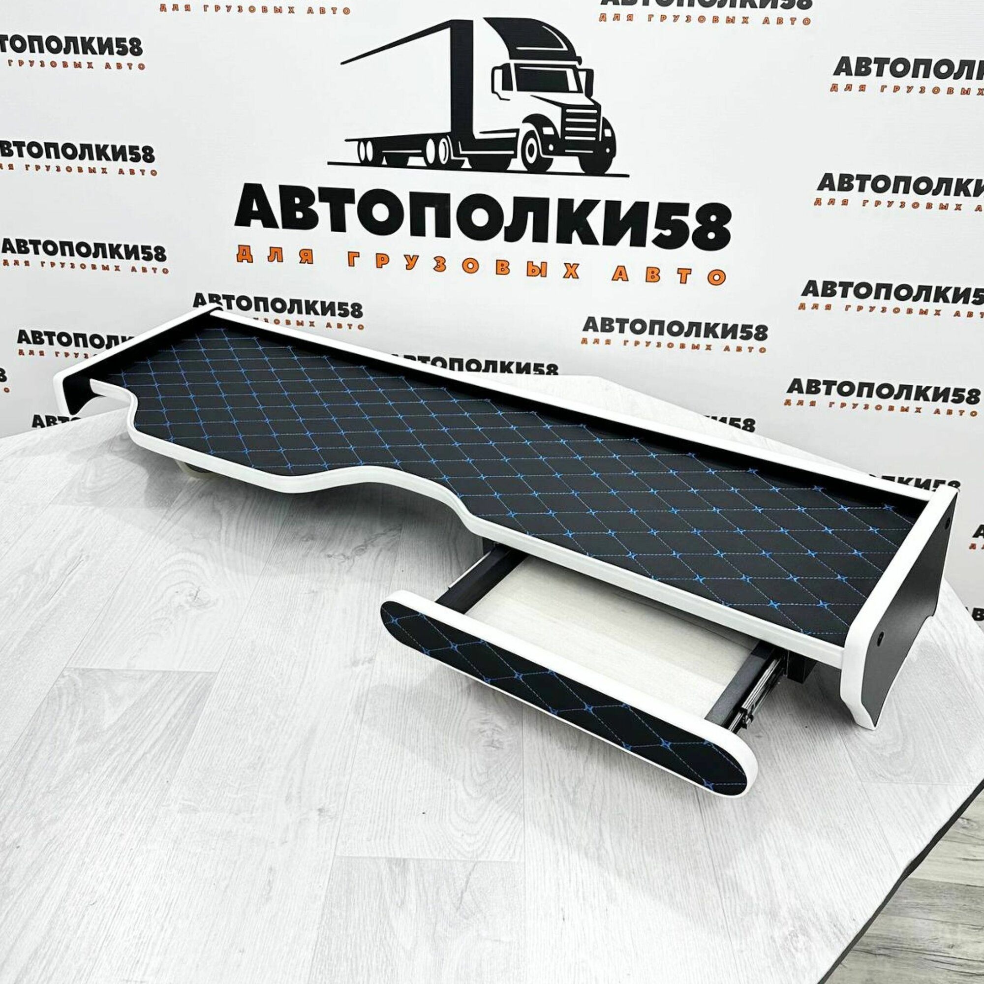 Полка на торпеду грузового автомобиля MAN TGA XXL (широкая кабина) экокожа Черная с синей строчкой с белым кантом — фото 1