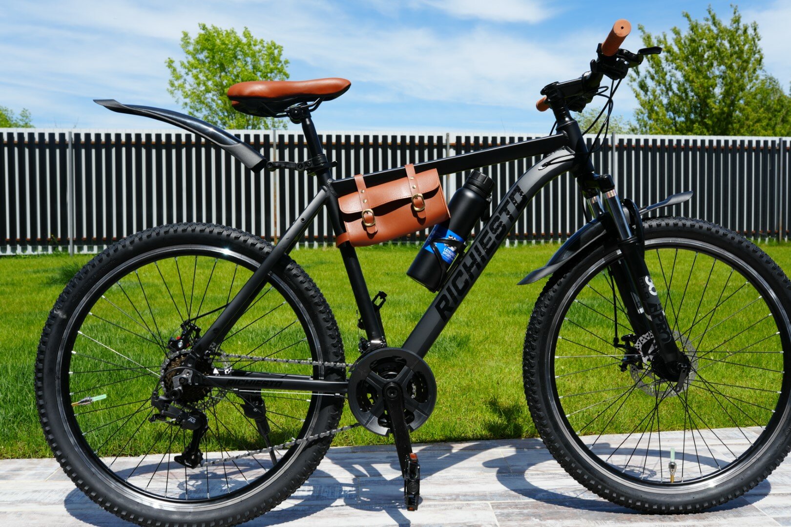 Велосипед горный Richiesto 26" Алюминиевая рама Спортивный Для активного отдыха, модель 2024 года, черный с коричневым
