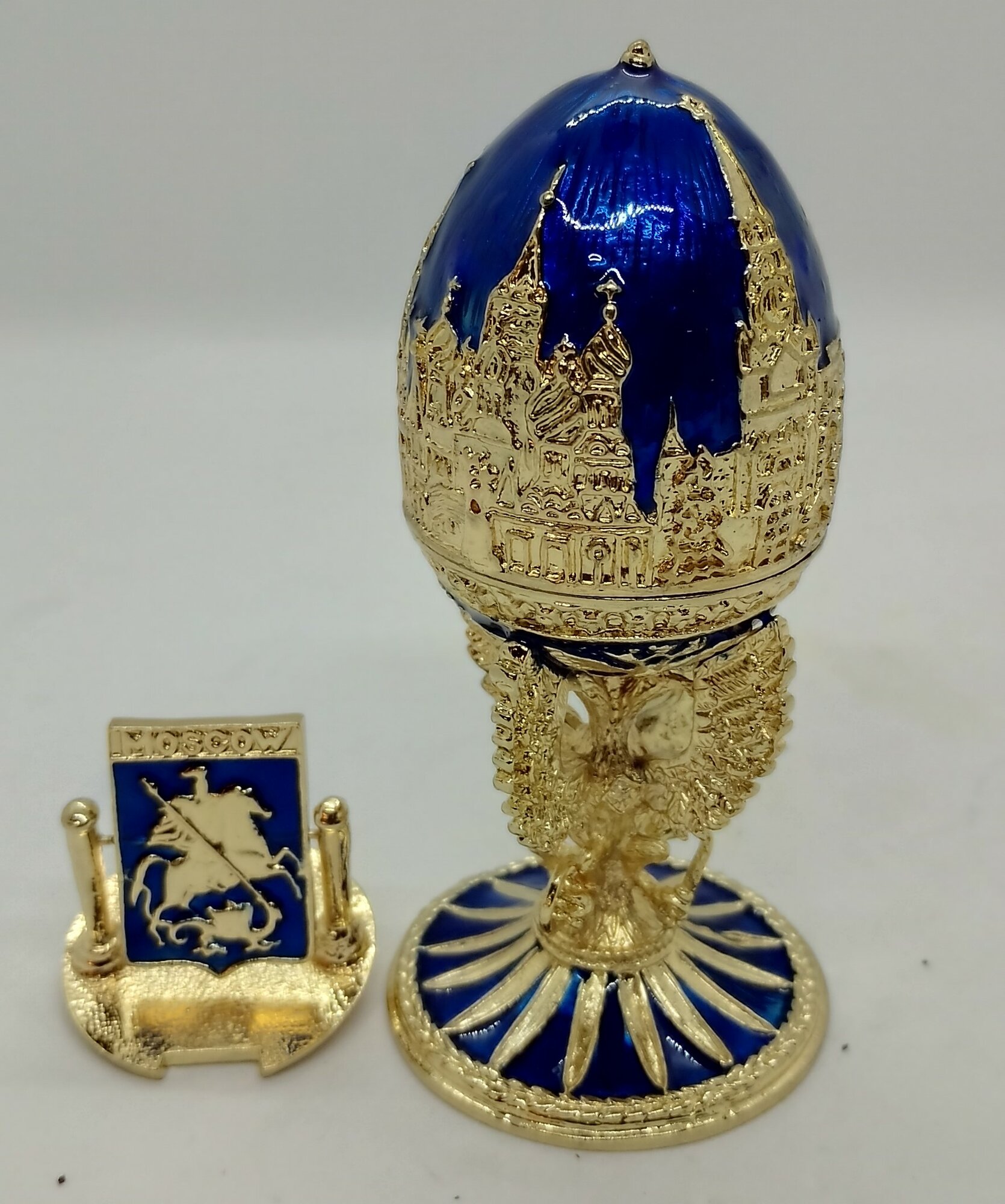 Яйцо Фаберже с видами Москвы, с гербом на подставке, синее.