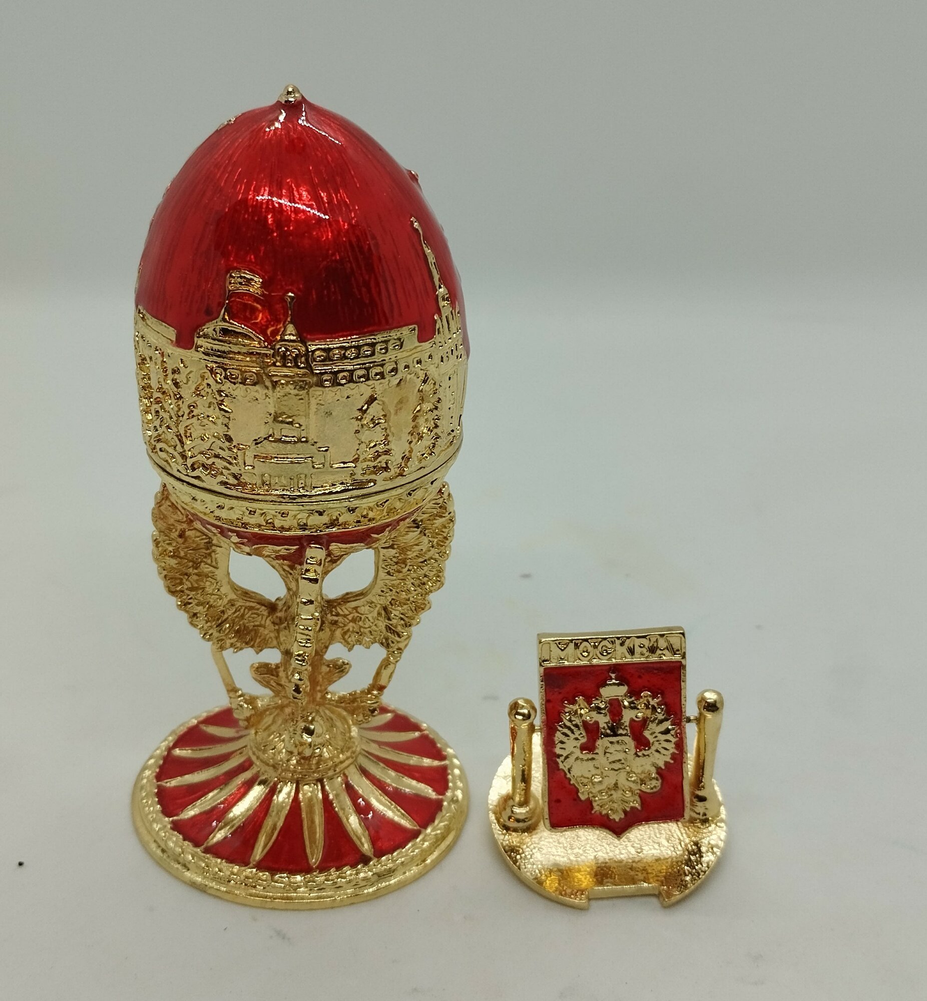 Яйцо Фаберже с видами Москвы, с гербом на подставке, красное.