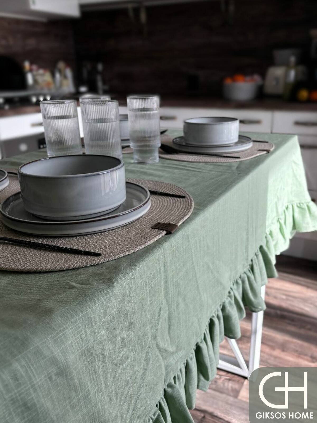 Скатерть на стол прямоугольная фисташковая с оборкой 200x140 см — фото 1