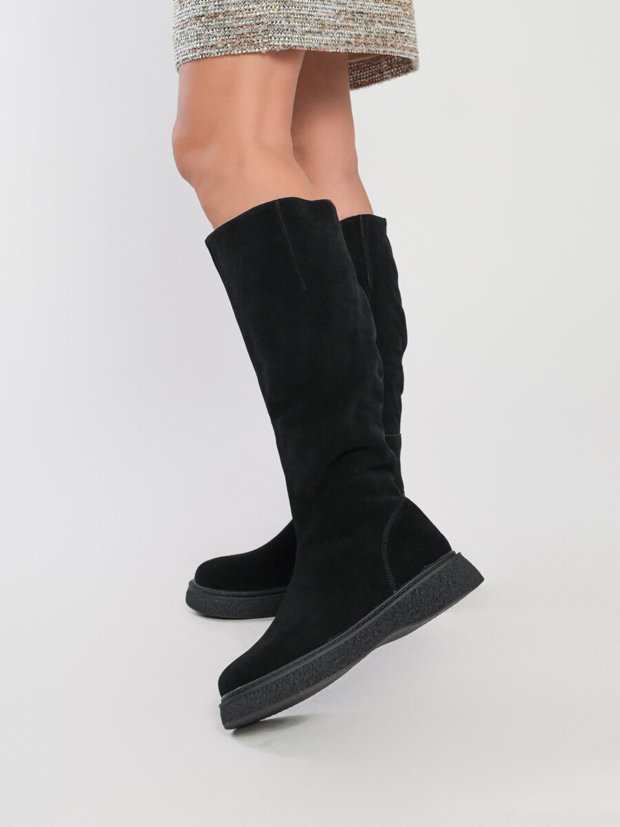 фото Сапоги черного цвета на платформе