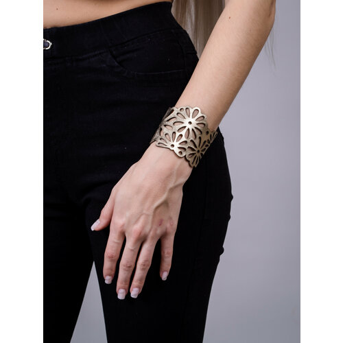 фото Браслет, 1 шт., размер one size, золотой кожаный цветок