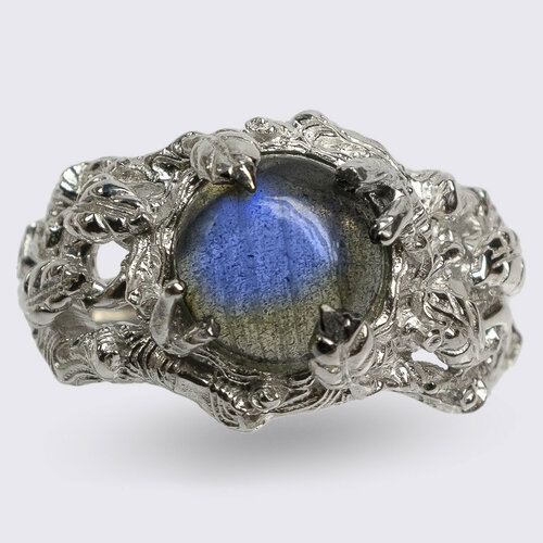 фото Перстень кольцо веточка с листиками с синим лабрадоритом широкое, серебро, 925 проба, родирование, лабрадорит, размер 18, ширина 10 мм, синий, белый 8jewel