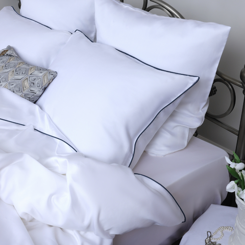 Комплект постельного белья из премиального тенселя 15-спальный в белом цвете с темно-бирюзовым кантом от Mollen 15400₽