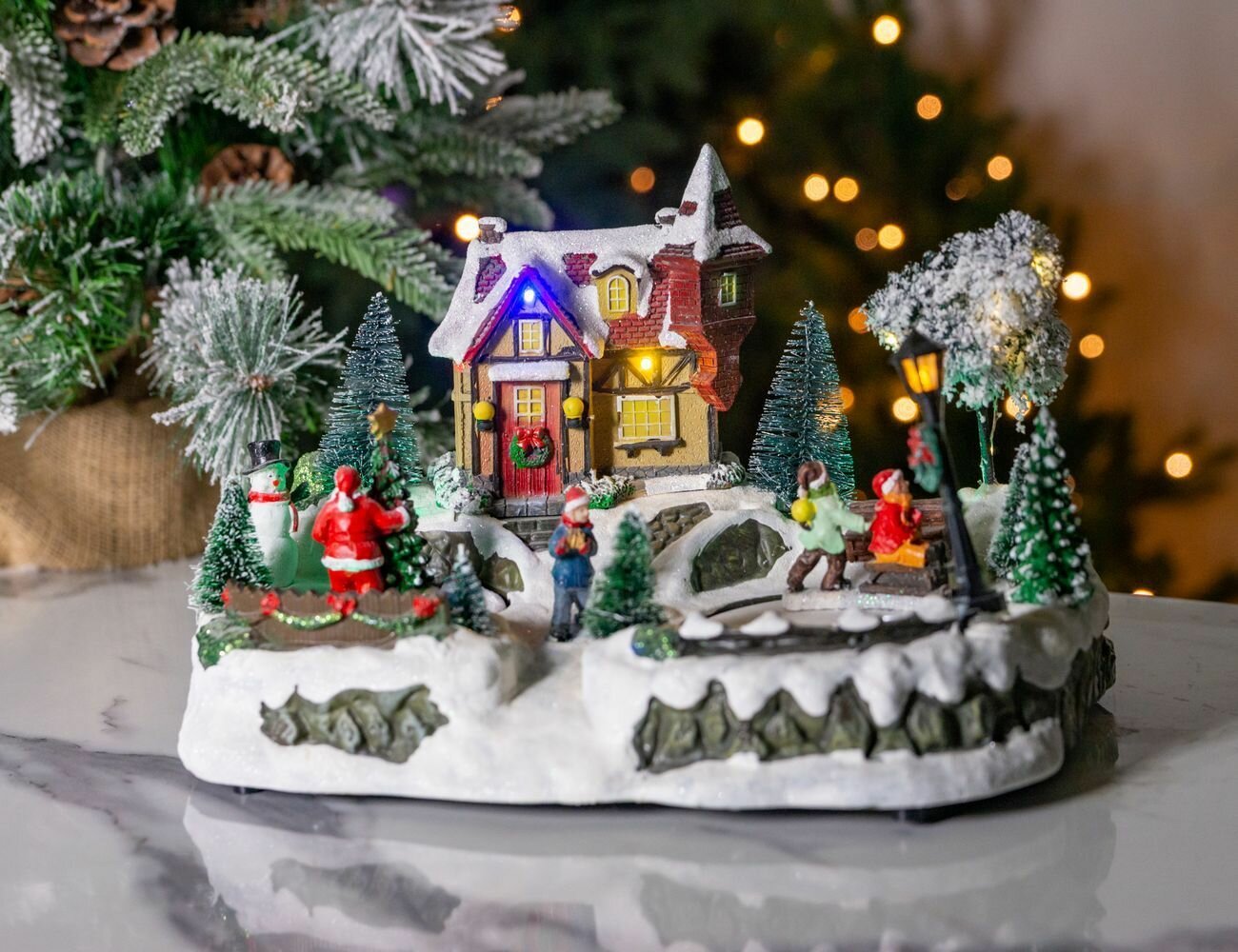 Светодинамическая миниатюра радости зимы с разноцветными LED-огнями и динамикой, полистоун, 31х20 см, батарейки, Kaemingk (Lumineo) 485709