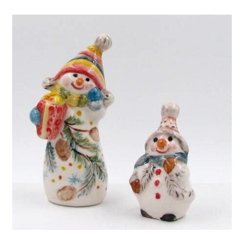 Два снеговика идут в гости с подарком Фарфоровая композиция из 2-х фигур.