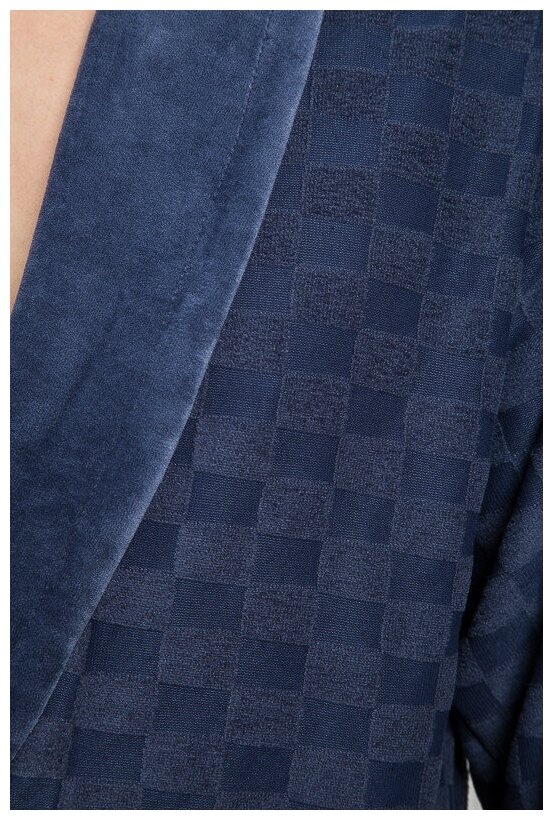 Облегченный светло-синий велюровый халат с орнаментом - фотография № 4