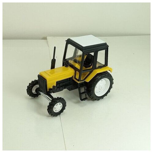 Масштабная модель МОМ Трактор МТЗ-82 двух цветный (пластик) желтый/черный, 1:43 масштабная модель мом трактор мтз 82 кузов металл кабина и облицовка пластик красный 1 43