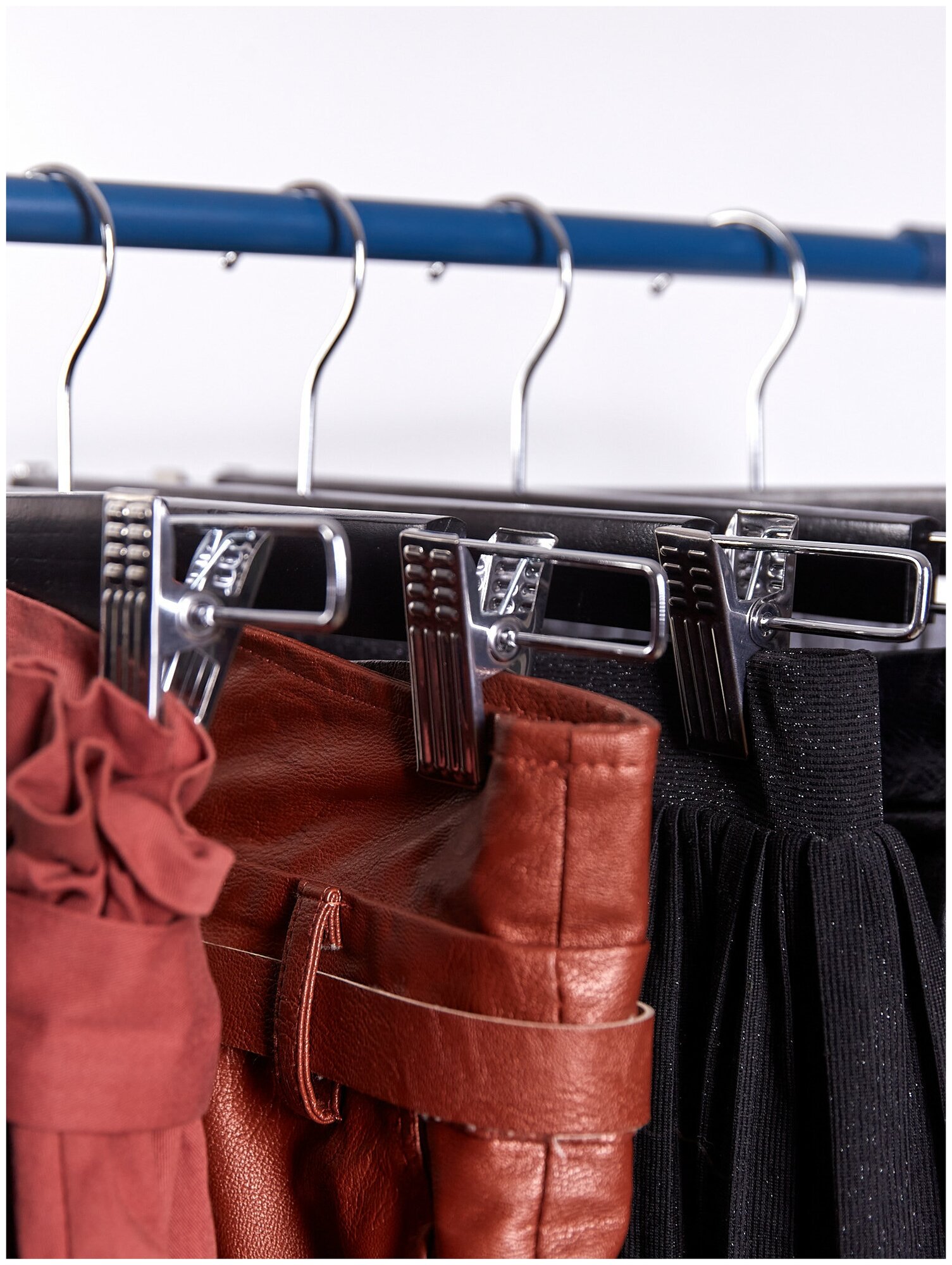 Вешалки-плечики для брюк и юбок с прищепками (зажимами) деревянные, L-38 см, цвет черный, комплект 5 штук