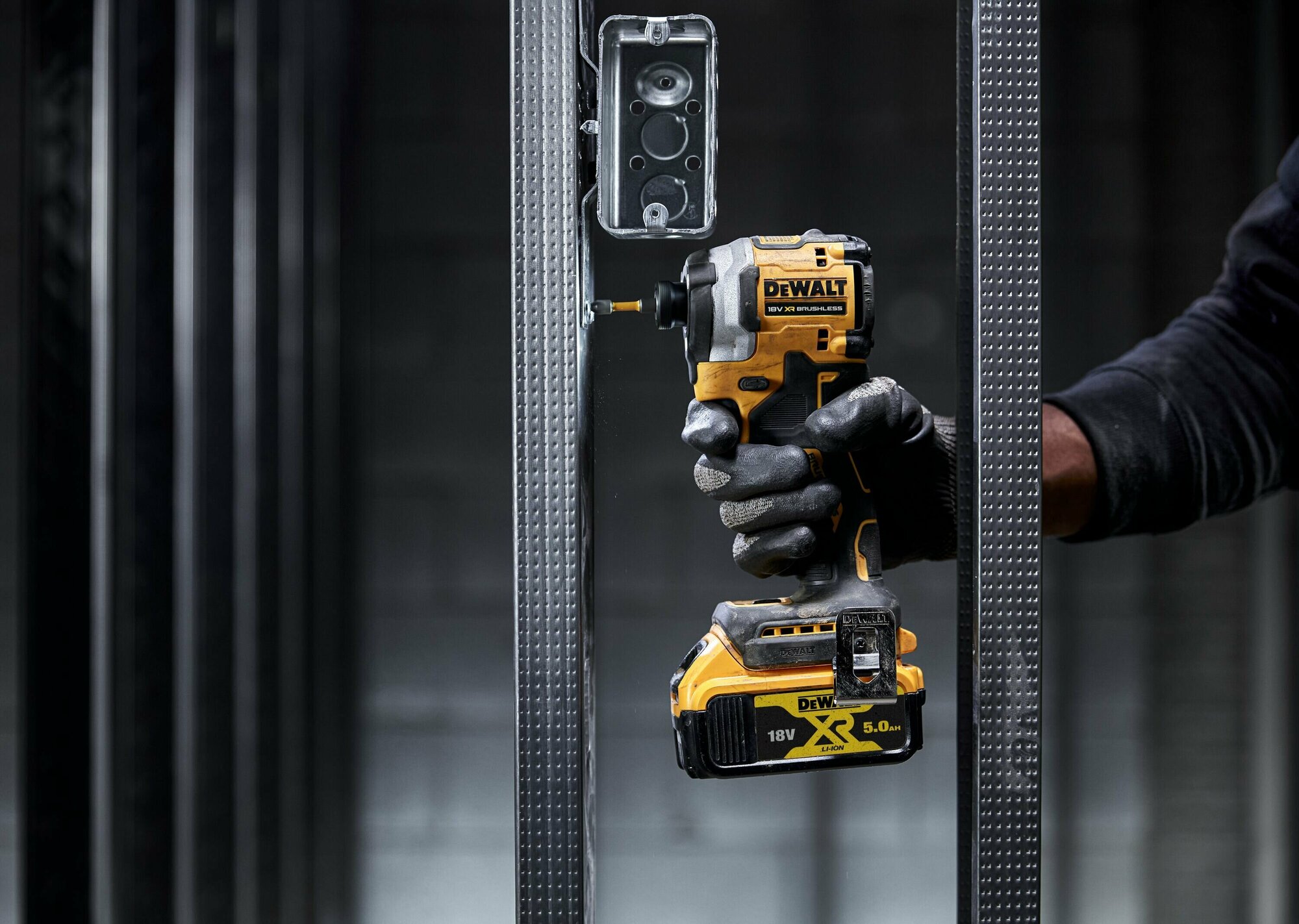 Аккумуляторный импульсный шуруповерт DEWALT, 18 В, 206 Нм, 3800 уд/мин, 3250 об/мин, с 2 АКБ 5 АЧ и ЗУ, в кейсе TSTAK, DCF850P2T - фото №8