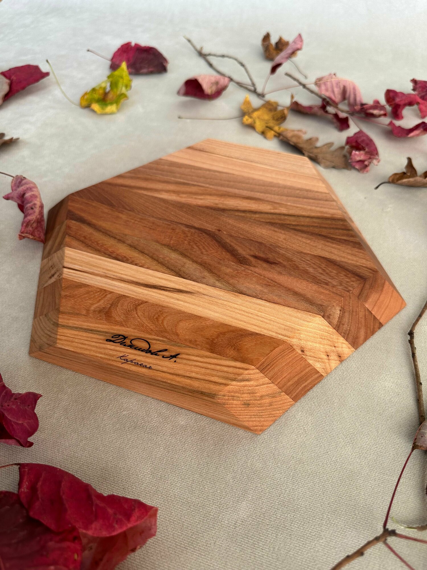 Разделочная доска "соты" карагач 30*26*3 (см) — фото 1