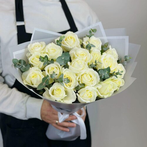 Изображение товара Букет из 19 белых роз с эвкалиптом. Rybe-flowers.