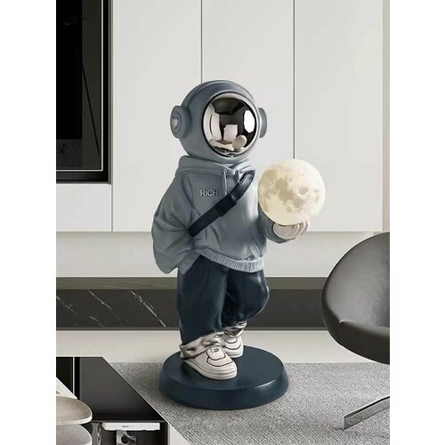 Скульптура статуя космонавт астронавт с луной -светильник