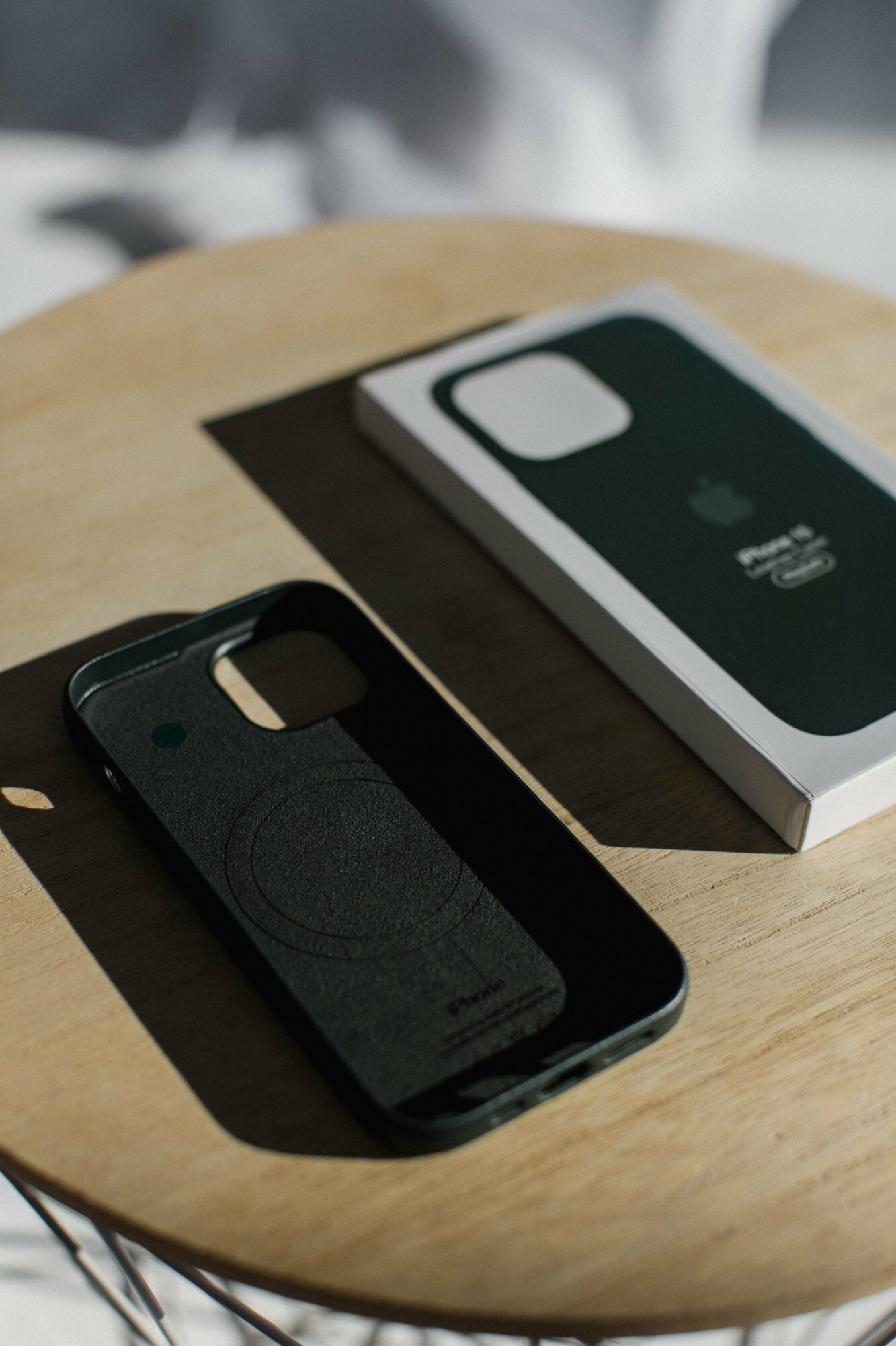 Чехол зеленый для IPhone 15 Leather Case с анимацией и функцией MagSafe — фото 1