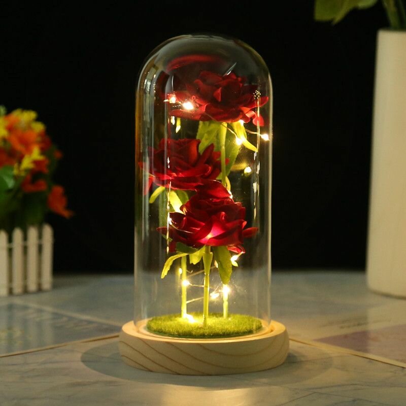 Красная роза в стеклянной колбе с газоном и подсветкой