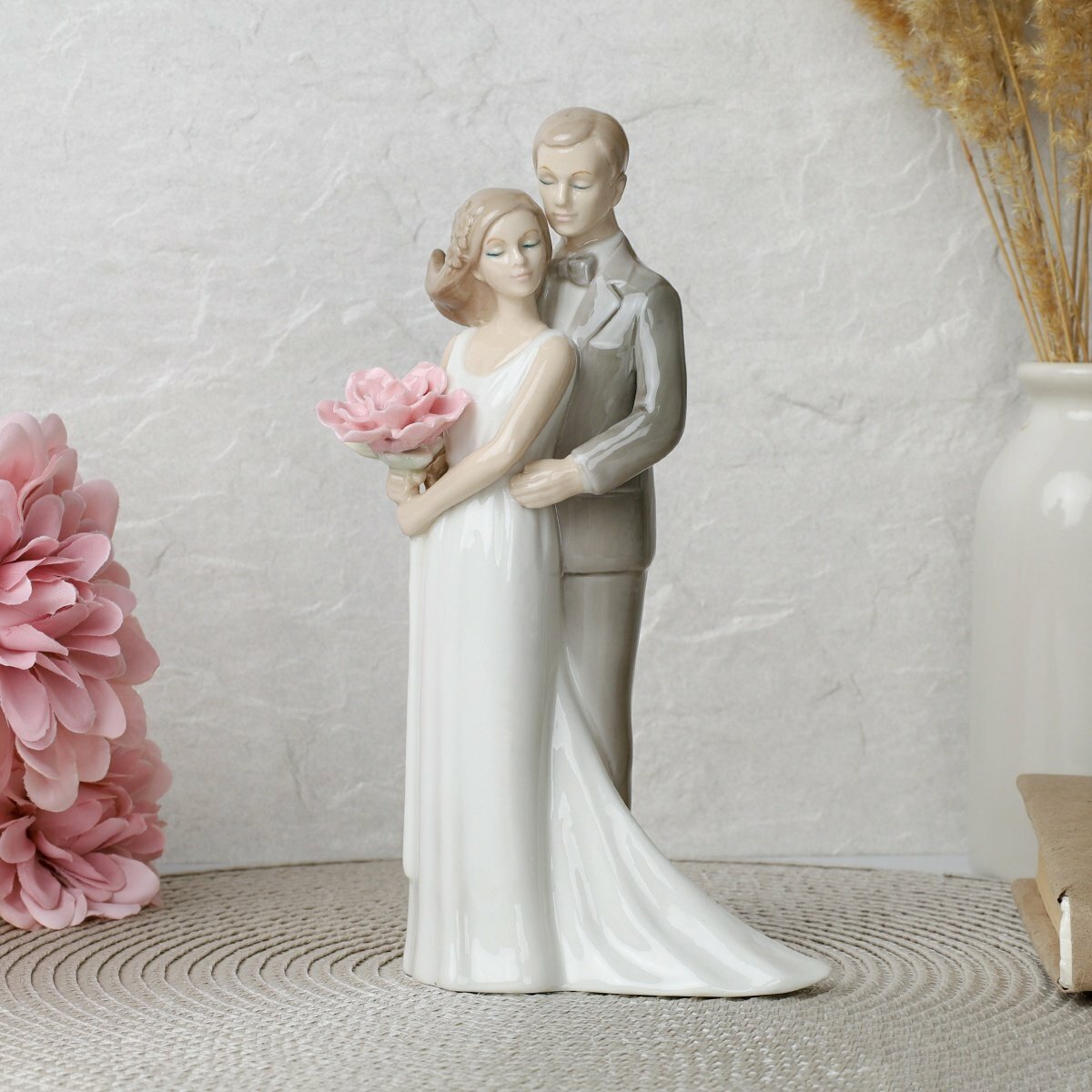 фото Статуэтка из фарфора "Молодожёны"