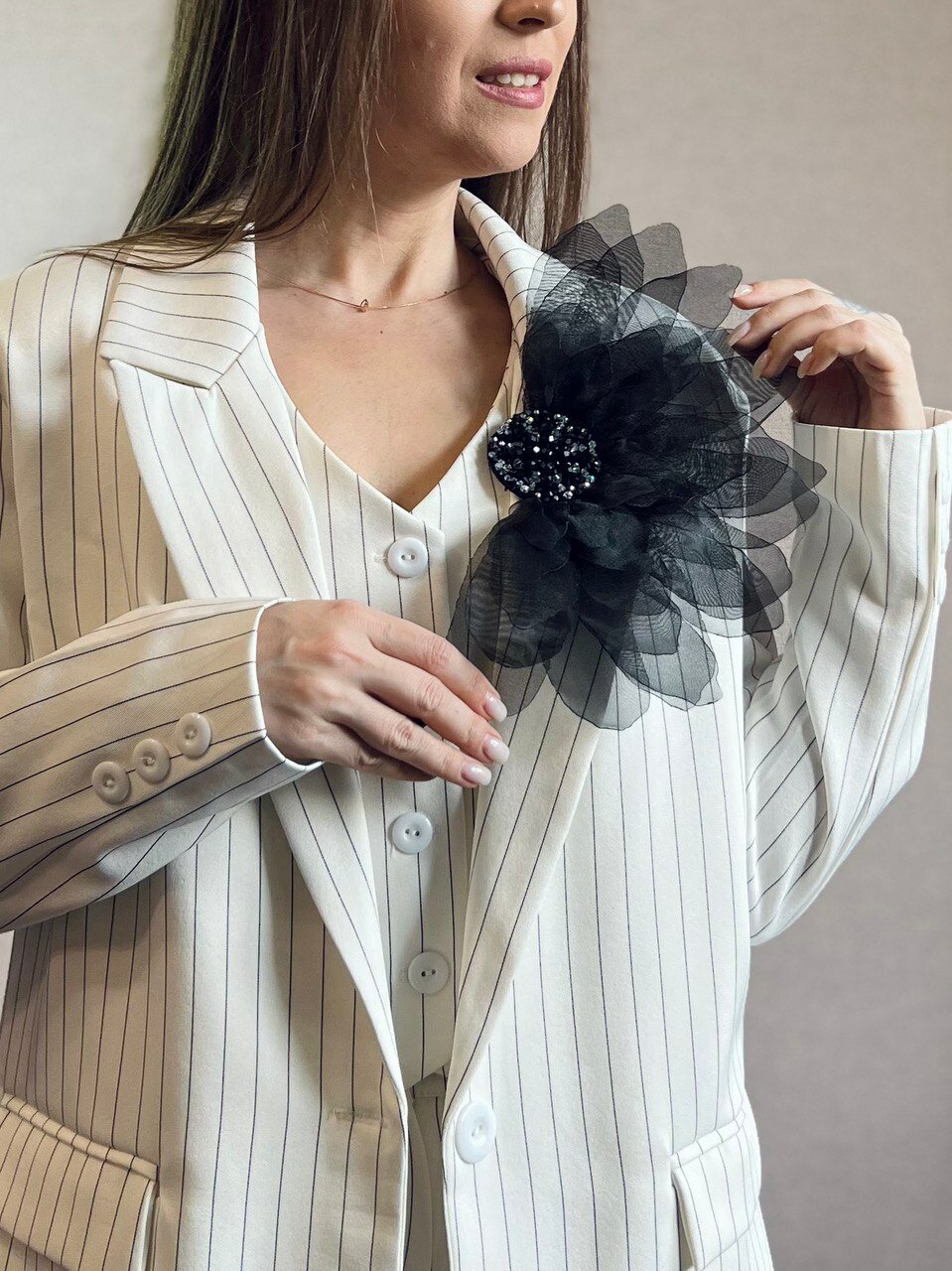 Брошь Брошь эполет Анна большой цветок из ткани с хрустальными бусинами 