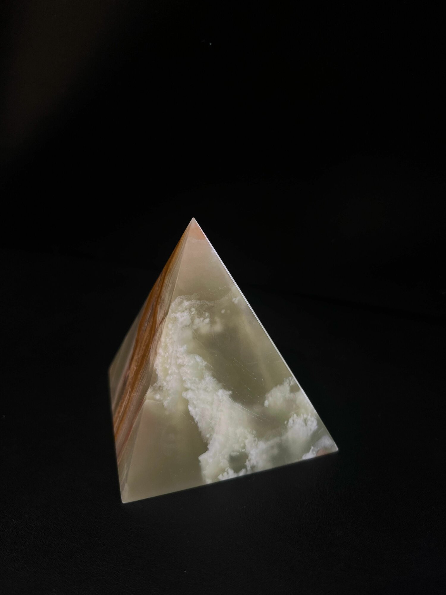 Фигура "Пирамида" из натурального оникса от производителя Present61 — фото 1