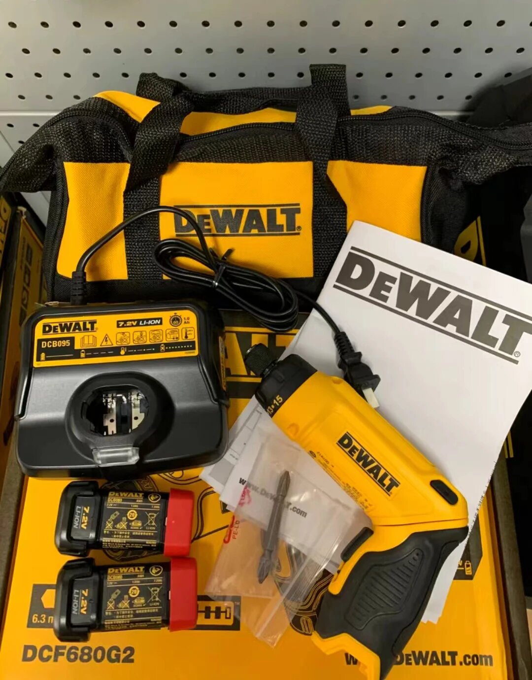 фото Аккумуляторная отвертка (винтоверт) DEWALT DCF680G2, 7.2 В, 4 Нм, 2 АКБ