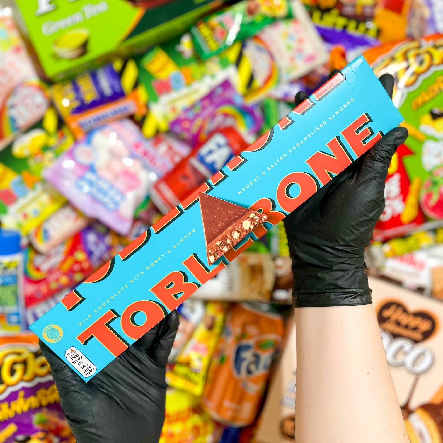 Шоколад Toblerone Crunchy Almonds с нугой и хрустящим соленым карамелизированным миндалем 360 гр.