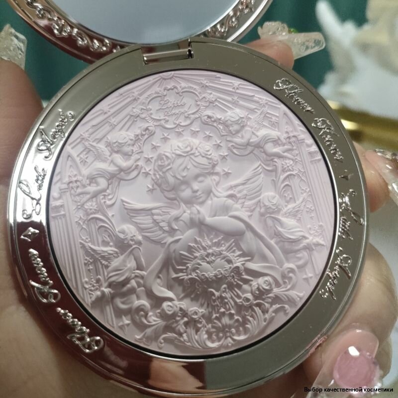 Пудра-хайлайтер Flower Knows Little Angel Emboss естественно осветляет водянистую и трехмерную основу для макияжа.